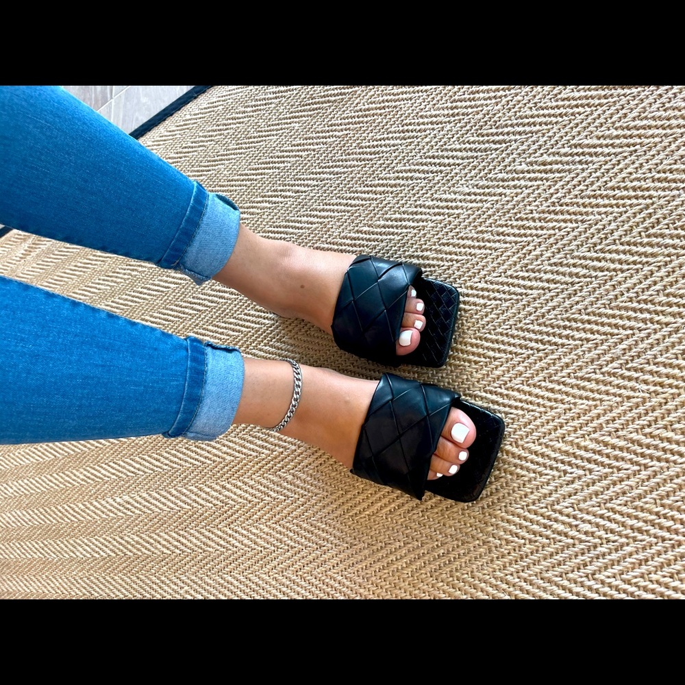 Black flats sandals
